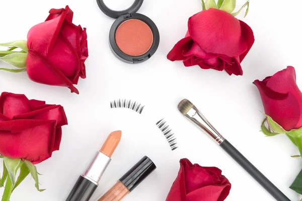 Cosméticos Decorados Con Rosas Rojas Sobre Fondo Blanco — Foto de Stock