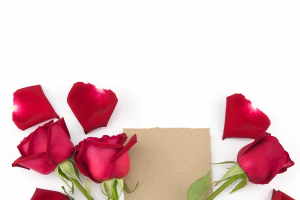 Tarjeta Marrón Blanco Decorada Con Rosas Rojas Pétalos Sobre Fondo — Foto de Stock