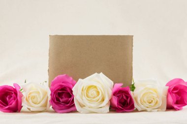 Boş kahverengi kart ile pembe ve beyaz güller 