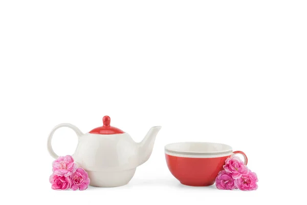 Teekanne Und Rote Teetasse Mit Rosa Nelkenblüte Auf Weißem Hintergrund — Stockfoto