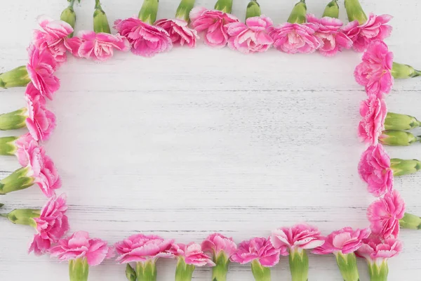 Rosa Nelkenblumen Strauß Auf Weißem Holz Hintergrund Mit Kopierraum — Stockfoto