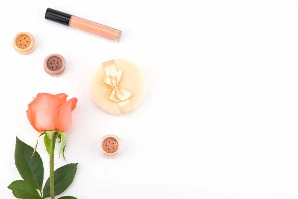 Orange Ros Och Kosmetika Med Kopia Utrymme Vit Bakgrund — Stockfoto