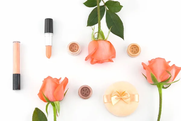 Orange Rose Und Kosmetik Auf Weißem Hintergrund — Stockfoto