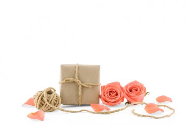 Kahverengi hediye kutuları ve ip turuncu gül ve beyaz arka plan kopya alanı ile izole yaprakları ile