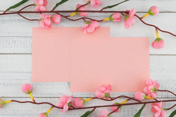 木製白地偽ピンクの花の枝で飾られたピンクの空白のカード — ストック写真