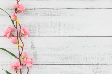 Beyaz ahşap arka plan kopya alanı ile pembe çiçek dallarda sahte