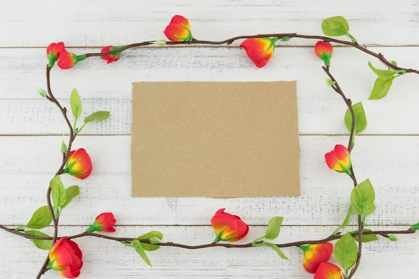 木製白地偽赤花枝で飾られた茶色空白のカード — ストック写真
