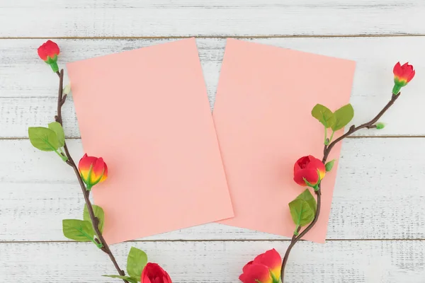 木製白地偽赤花の枝で飾られた つ空白ピンク カード — ストック写真