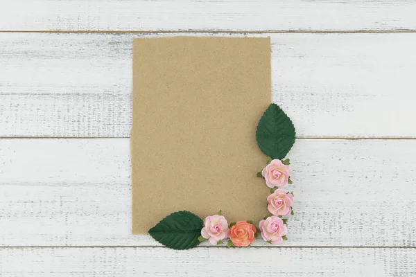 Carta Marrone Bianco Decorare Con Rosa Fiori Carta Rosa Foglie — Foto Stock