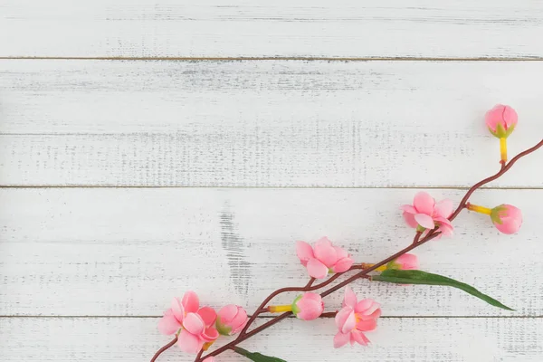 Підроблені Рожеві Гілки Квітів Фоні Білого Дерева Копіювальним Простором Стокове Зображення