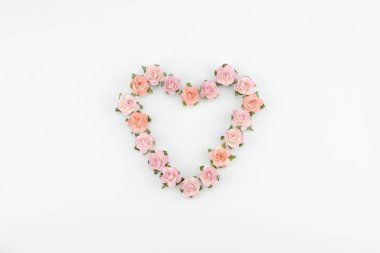 Pembe ve turuncu kağıt çiçekler kopya alanı beyaz zemin üzerine yapılan kalp şekli çelenk