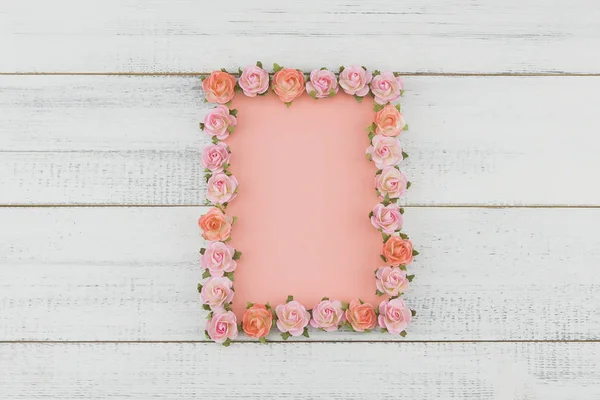 Leere Rosa Karte Dekorieren Mit Rosa Papierblumen Auf Weißem Holz — Stockfoto