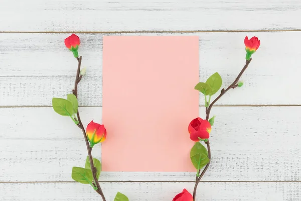 木製白地偽赤花の枝で飾られたピンクの空白のカード — ストック写真