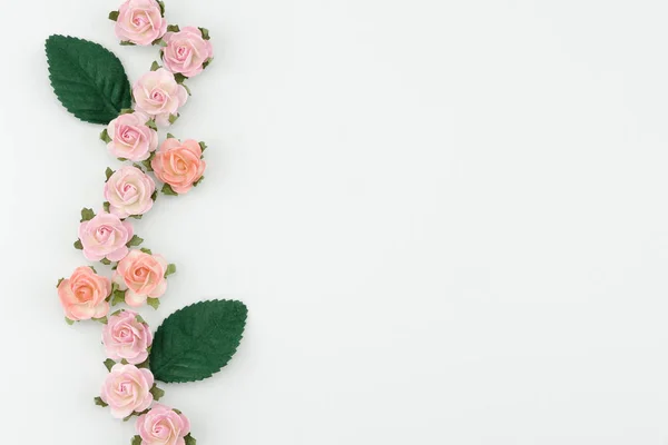 Рожеві Помаранчеві Паперові Квіти Зелене Листя Білому Тлі Простором Копіювання Стокова Картинка