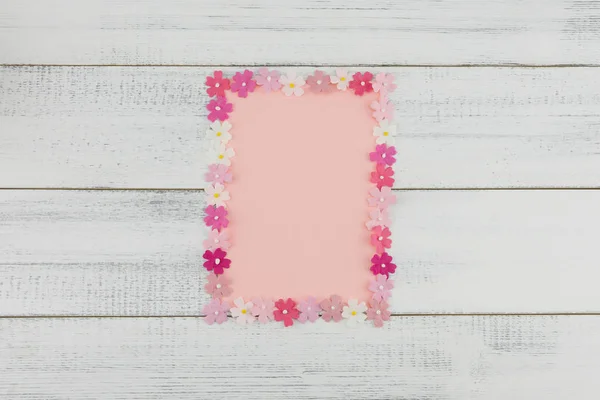 Leere Rosa Karte Dekorieren Mit Rosa Papierblumen Auf Weißem Holz — Stockfoto