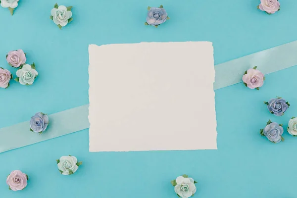 白い空白カードと青色のトーン紙の花を飾るし パステル ブルーの背景コピー領域のリボン — ストック写真