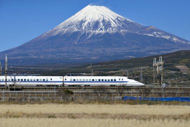 Japonya - 31 Ocak 2017: Shinkansen hızlı tren demiryolu Fuji Dağı arka plan ile Shizuoka sen git