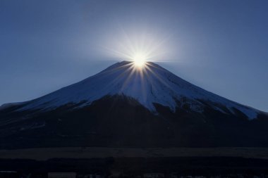 Fuji Daimond üst kısmındaki Fuji Dağı'nda Yamanakako Gölü, Japonya
