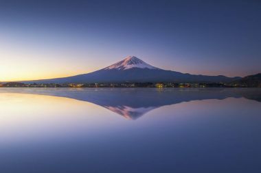 Çift Fuji yansıma alacakaranlıkta Kawaguchiko Gölü, Japonya