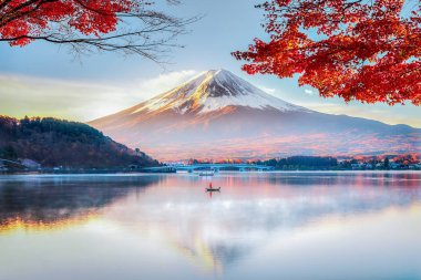 Fuji Dağı ve Kırmızı Akçaağaç ile Balıkçı Kayığı Sonbaharda Gidiyor