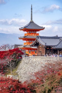 Kırmızı Akçaağaç ile Kiyomizudera Tapınağı 'nın üç katlı Pagoda' sı. 