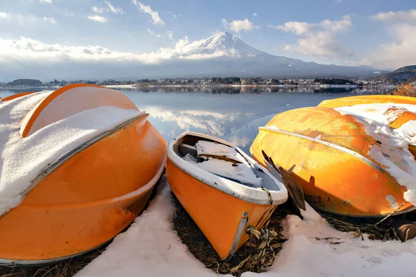 Fuji Mountain Relfection a turistické lodě v zimě, Kawaguchik — Stock fotografie
