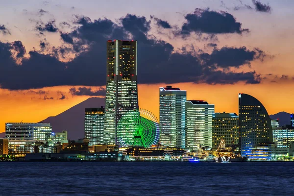 Fuji Mountain and Illumination of Yokohama Landmark Tower and Yokohama Bay, Kanagawa, Japan — Stock fotografie