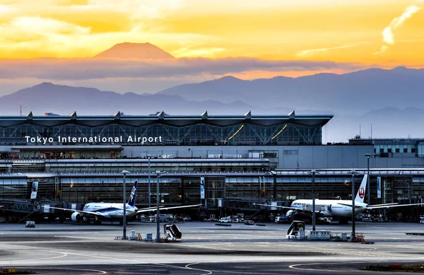 후지 산을 배경으로 한 도쿄 국제 하네다 공항 — 스톡 사진
