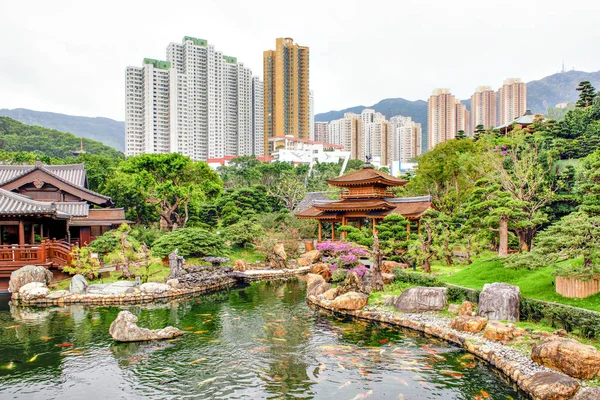 Chi Lin Nunnery a Nan Lian Garden s bytovou nemovitostí Hong — Stock fotografie