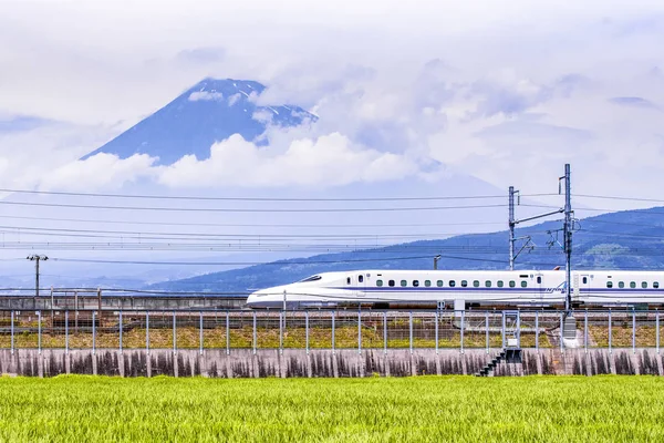 Vysokorychlostní vlak s horským pozadím Fuji v létě, Fuji C — Stock fotografie