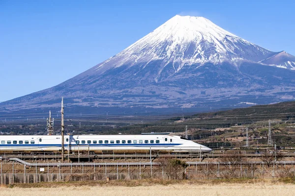 Vysokorychlostní Bullet vlak s horským pozadím Fuji v zimě, — Stock fotografie
