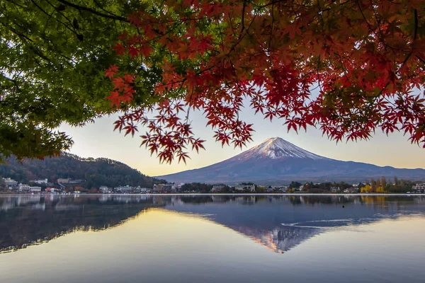 Montaña Fuji y hojas de arce rojo en otoño al amanecer, Kawagu — Foto de Stock