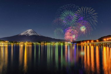 Fuji Dağı ve Havai fişek Festivali Kawaguchiko Gölü, Japonya