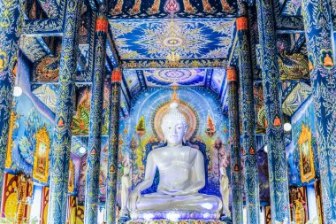 Tayland - 15 Kasım 2019 Wat Rong Suea 10 Tapınağı 'ndaki Büyük Beyaz Buda resmi, Chiangrai Eyaleti' nin dönüm noktası olan Mavi Tapınak.