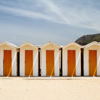 Renkli banyo-güneşli bir plaj kulübe