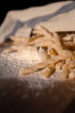 Ev yapımı makarna ahşap kesme tahtası üzerinde yalan kısmen kapsanan 
