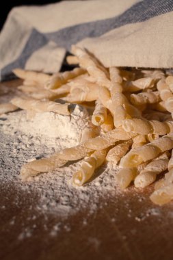 Ev yapımı makarna ahşap kesme tahtası üzerinde yalan kısmen kapsanan 