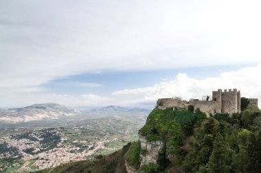 Erice (İtalya, Sicilya bölgesindeki Trapani eyaletinde yer alan bir orta yaş kale)