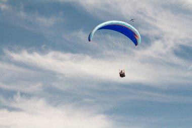 Yukarı gökyüzünde bulutlar tarafından çevrili bir uçuş sırasında bir para-planör