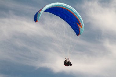 Yukarı gökyüzünde bulutlar tarafından çevrili bir uçuş sırasında bir para-planör