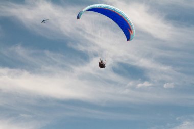 Yukarı gökyüzünde bulutlar tarafından çevrili bir uçuş sırasında bir para-planör