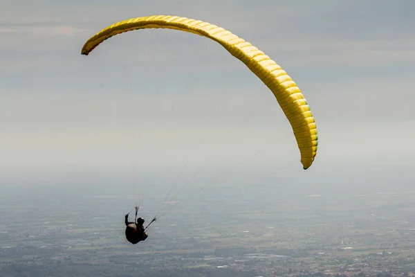 A para-glider up in the sky while turning — Stock Photo, Image