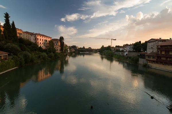 Brenta floden, vy från bron Palladio i Bassano del Grapp — Stockfoto