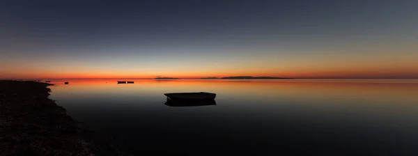 Теплый закат на спокойной воде, на фоне островов — стоковое фото