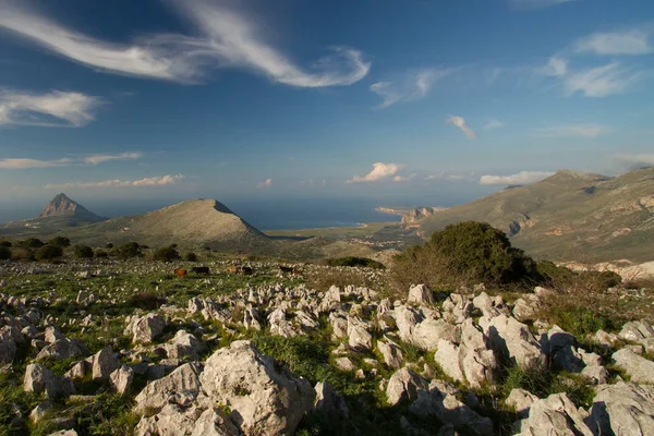 Utsikt over en siciliansk kyst, med hav og fjell – stockfoto