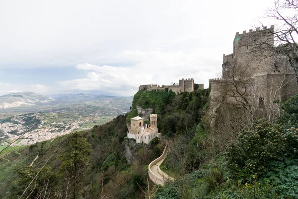 エリチェ山にある 3 つの中世城 ロイヤリティフリーのストック写真