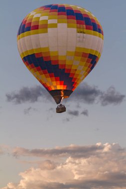 Gün batımından önce uçan sıcak hava balonu
