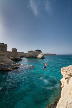 Mavi denizde bir resif dalış genç bir adam,