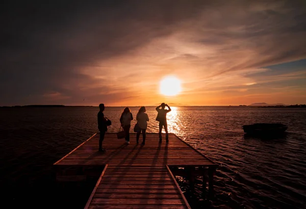 Four Young Guys Girls Take Picture Sunset Water Smart Phone — Stock Photo, Image