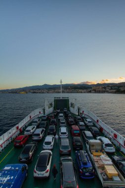 Stretto di Messina ve Messina limanlarını, feribotun içinde araçlar ve kamyonlarla geçen feribottan izleyin.